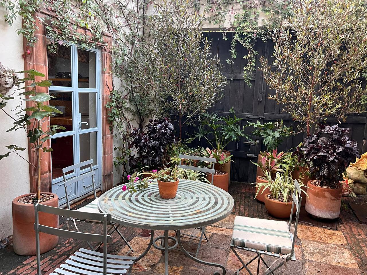 Desayunador_en_medio_del_jardin